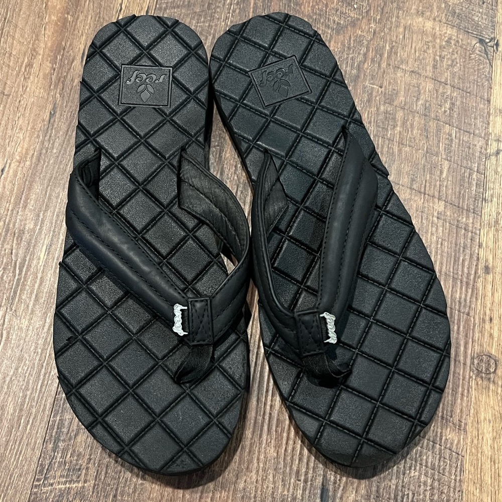 REEF Sandals black quilted cushioned thong style solid black woman’s size 10